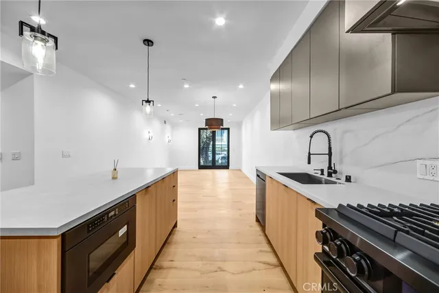 $5,000 | 10352 Riverside Drive, Unit 102A, Toluca Lake, CA 91602