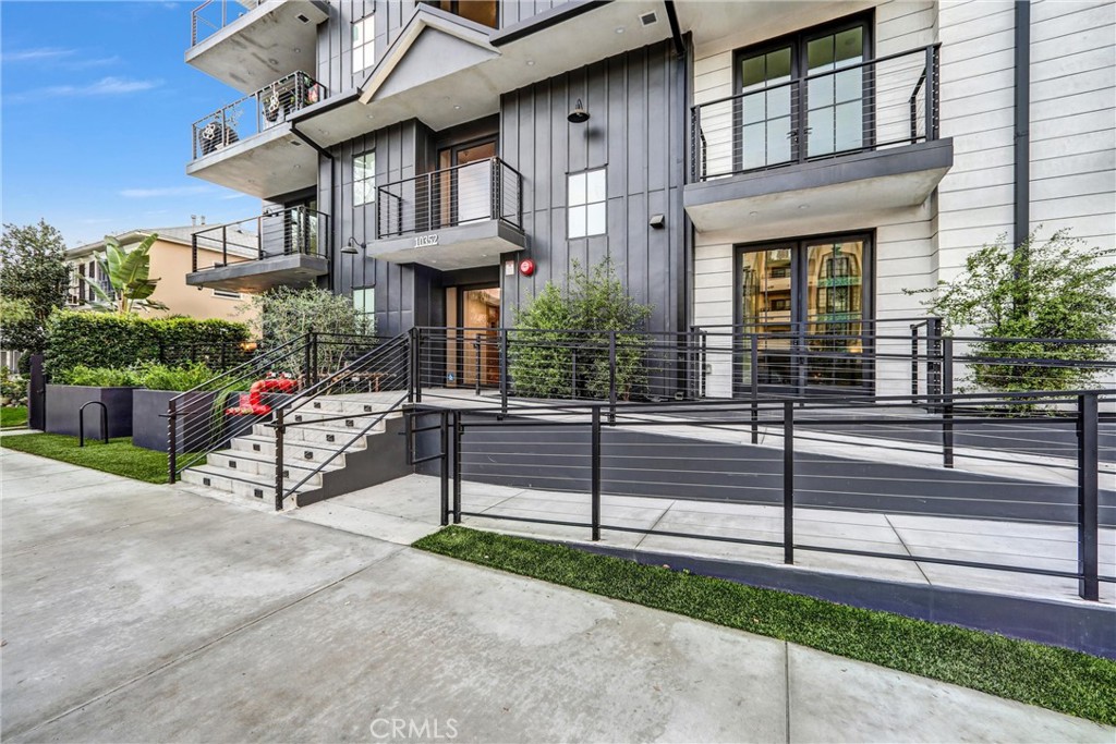 10352 Riverside Drive, Unit 102A Toluca Lake, CA 91602 - Photo 8 of 44