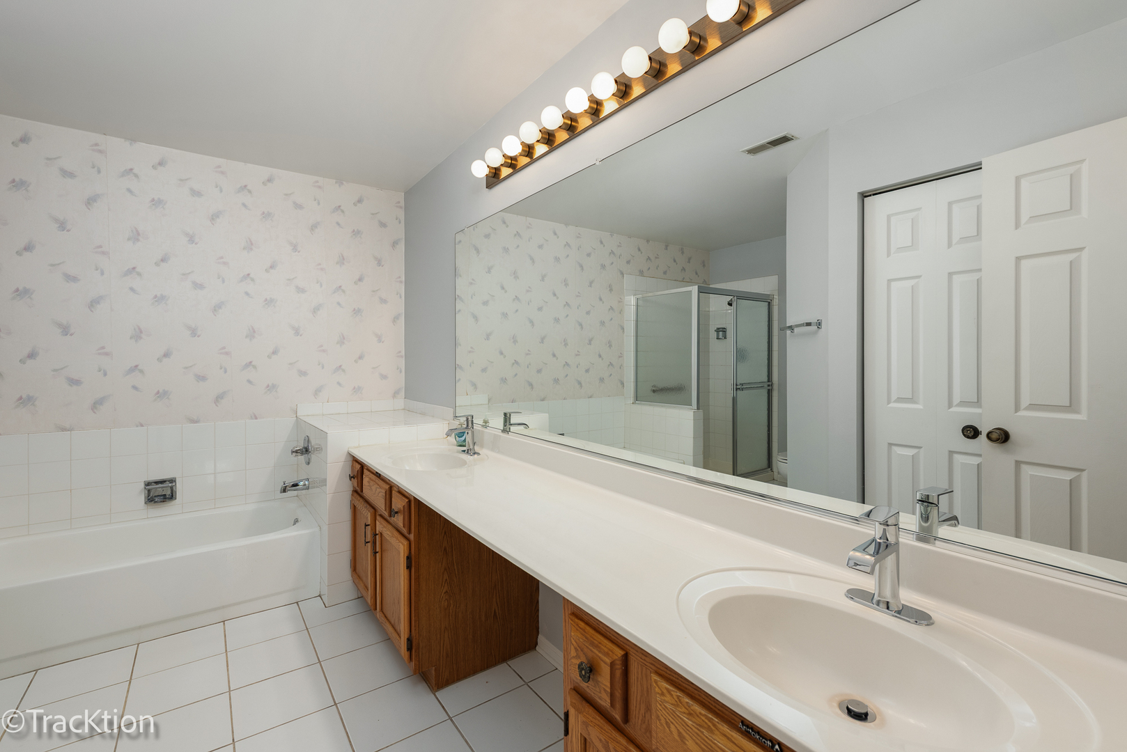 802 Butternut Lane, Unit D Mount Prospect, IL 60056 - Photo 12 of 18 a bathroom with a tub sink and mirror