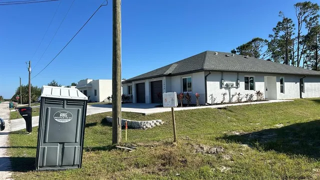 a view of a house with backyard