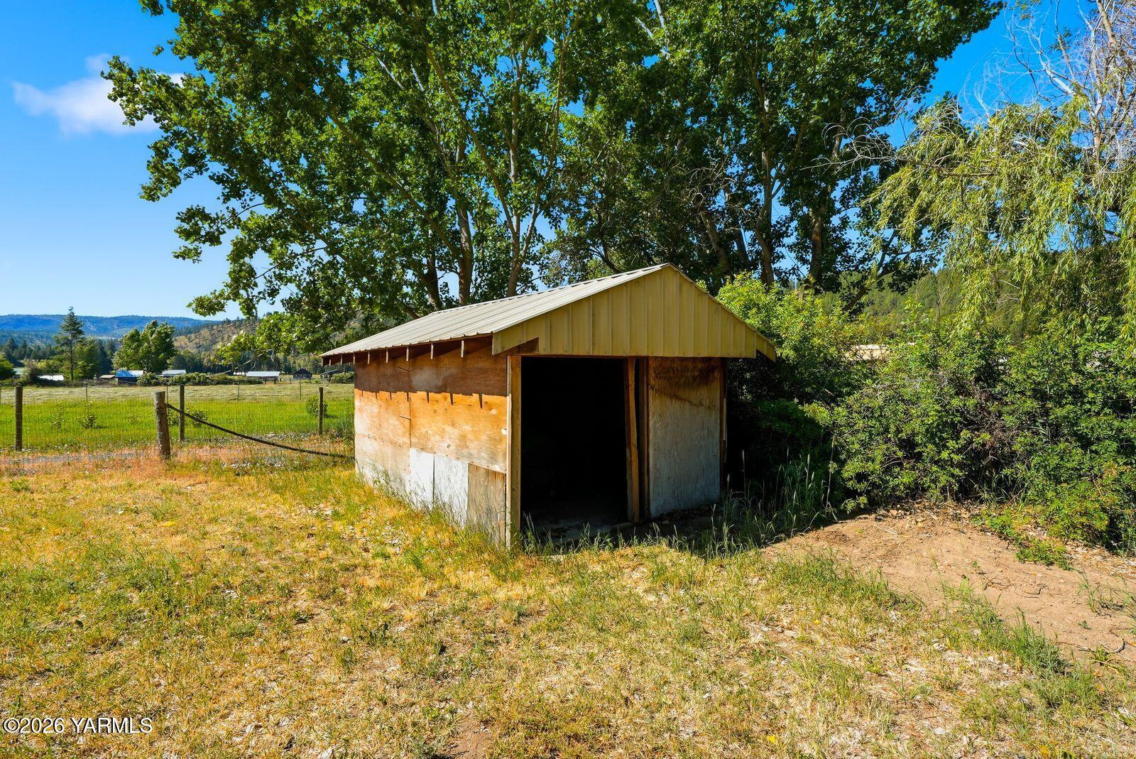 3780 Nile Road Naches, WA 98937 - Photo 24 of 43 a backyard of a house with table and chairs
