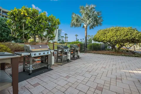 $725,000 | 1095 Gulf Of Mexico Drive, Unit 102, Longboat Key, FL 34228