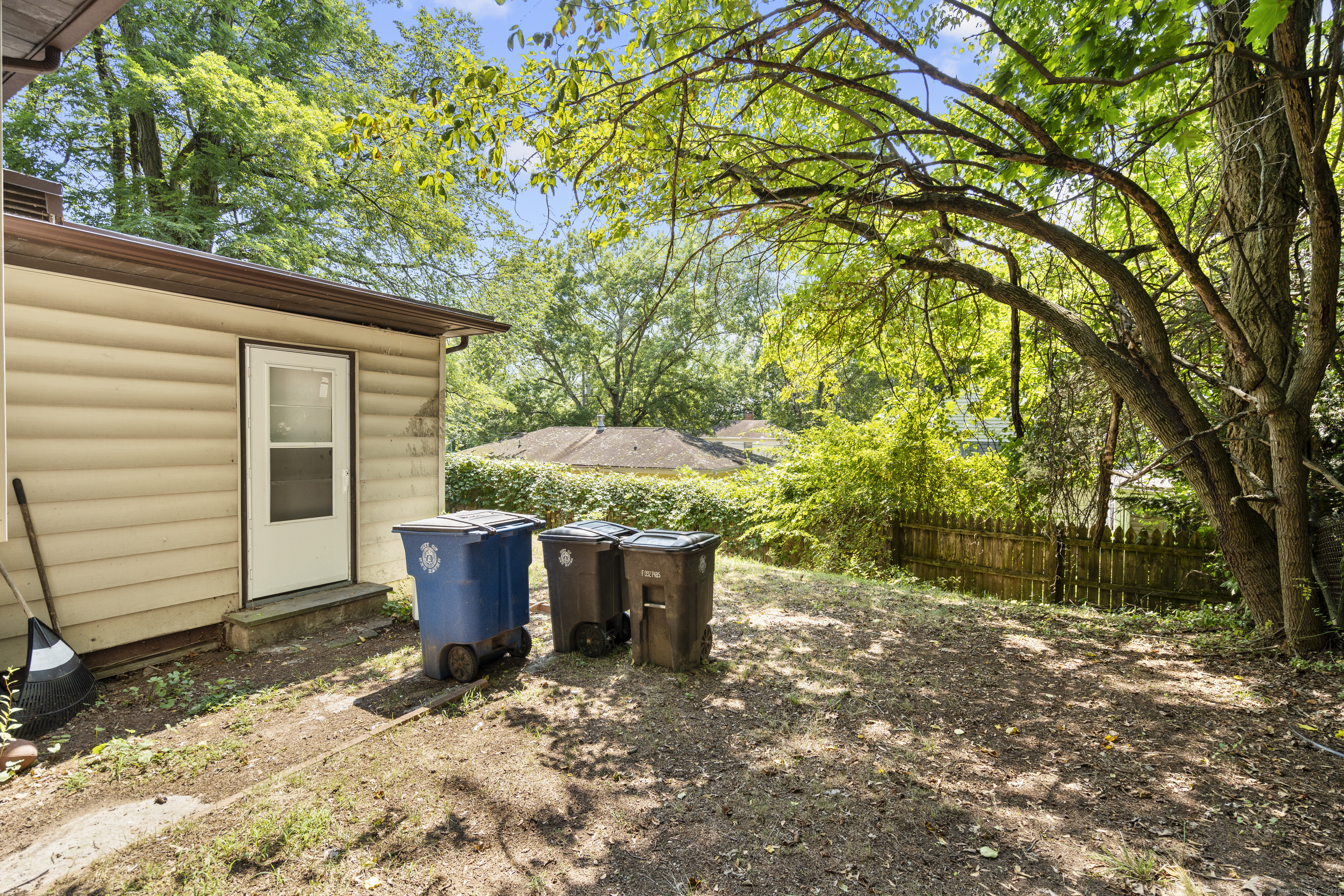 18 Hilltop Road New Haven, CT 06515 - Photo 9 of 13 a backyard of a house with table and chairs