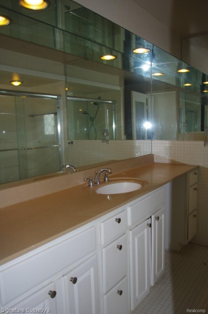 Spacious Full Bath