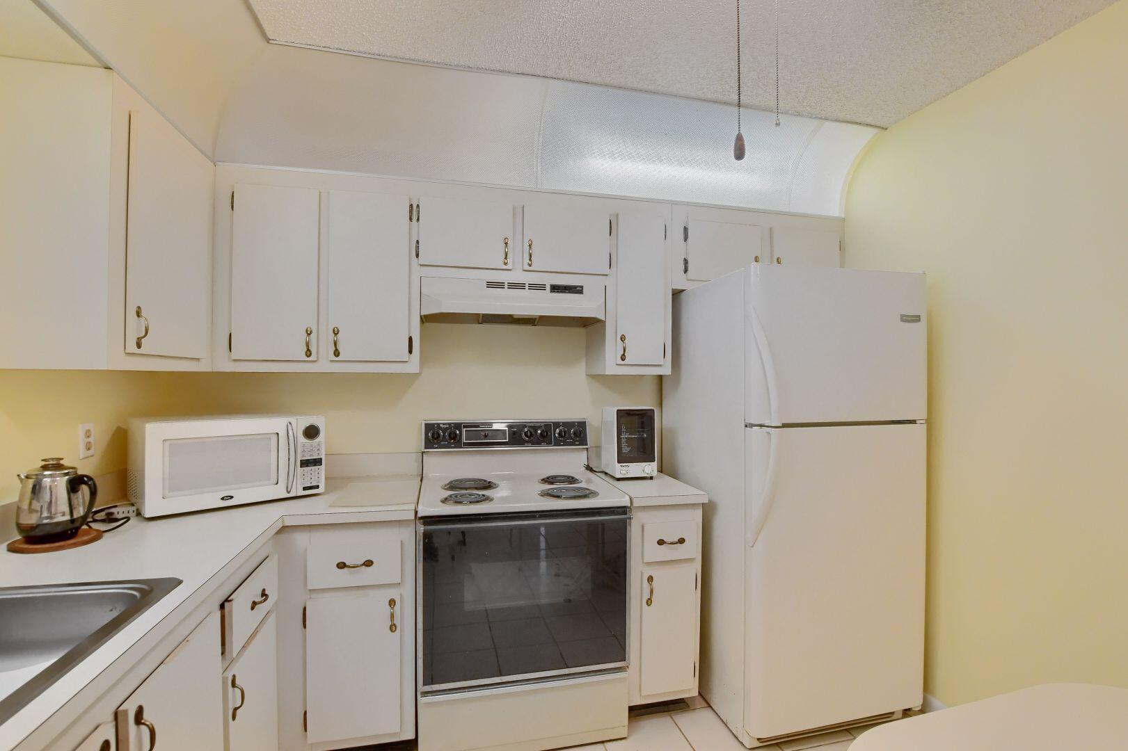 9244 Flynn Circle, Unit 4 Boca Raton, FL 33496 - Photo 6 of 41 Kitchen