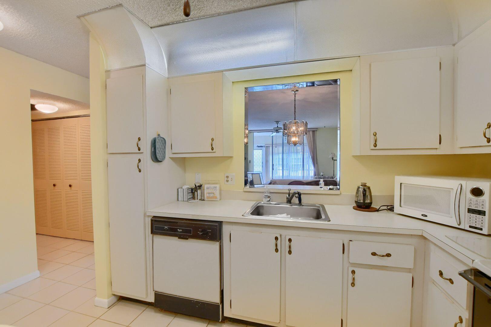 9244 Flynn Circle, Unit 4 Boca Raton, FL 33496 - Photo 8 of 41 Kitchen