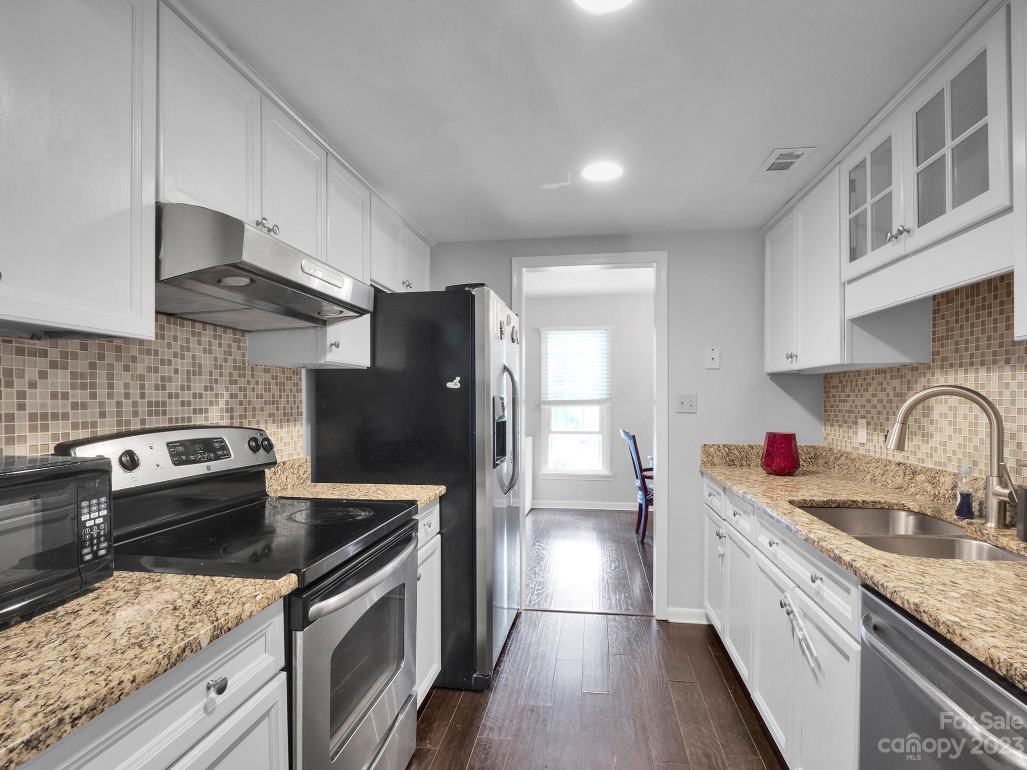 8072 Knights Bridge Road Charlotte, NC 28210 - Photo 6 of 23 a kitchen with stainless steel appliances granite countertop a sink stove and refrigerator