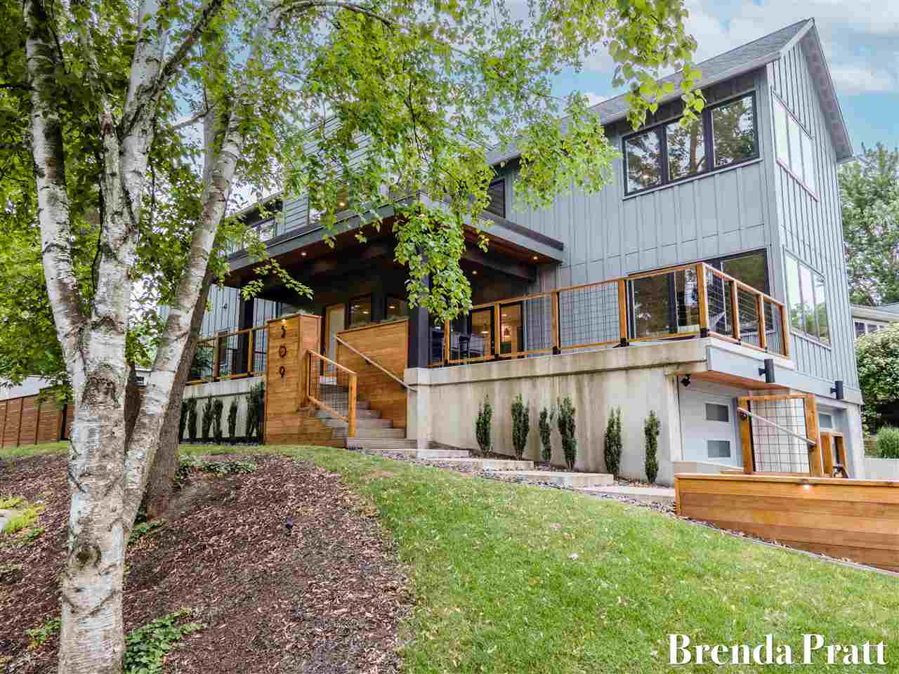 509 Manhattan Road East Grand Rapids, MI 49506 - Photo 2 of 48