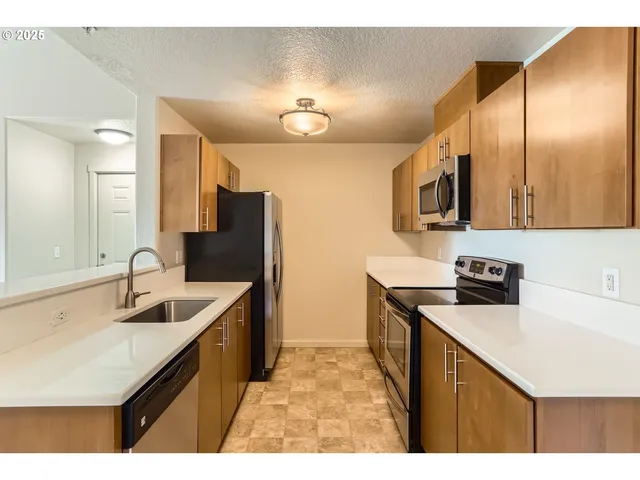 $275,000 | 10804 Northeast Holly Street, Unit 303, Hillsboro, OR 97006