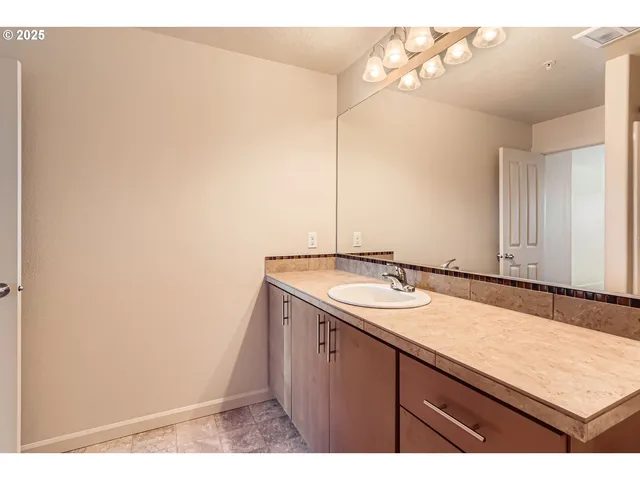 $275,000 | 10804 Northeast Holly Street, Unit 303, Hillsboro, OR 97006
