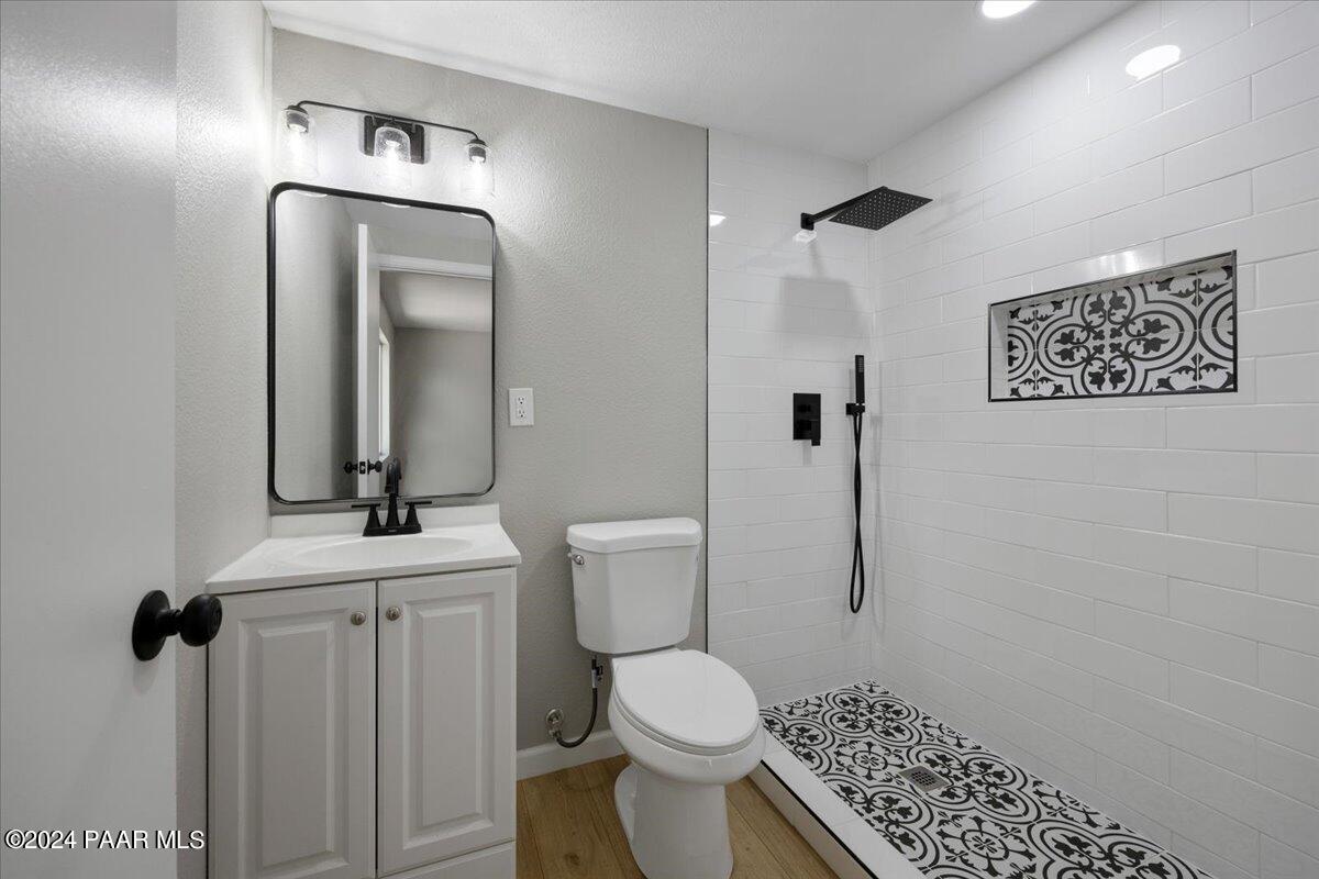 439 Antelope Run Road Paulden, AZ 86334 - Photo 15 of 28 15-Primary Bathroom