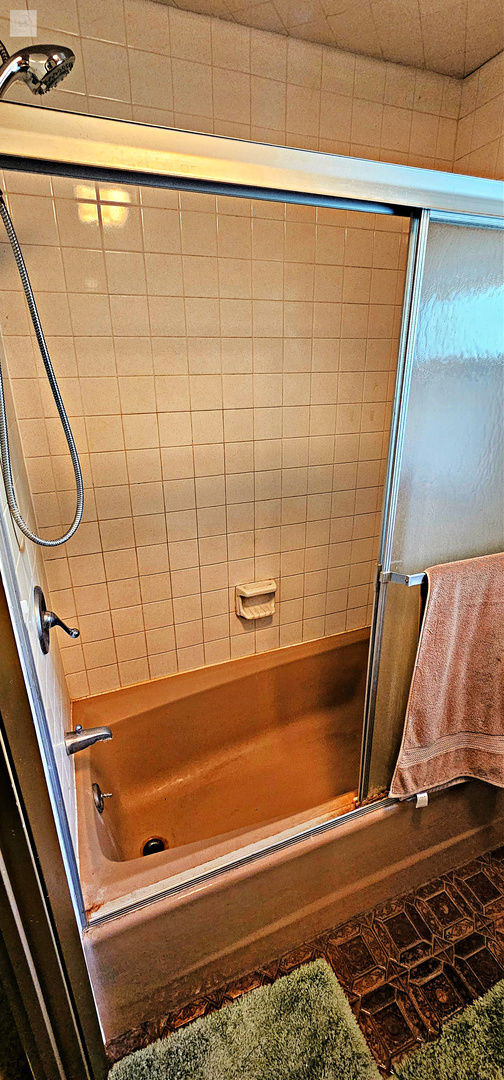 7730 Virginia Court Willowbrook, IL 60527 - Photo 22 of 33 a bathroom with a sink and a bathtub