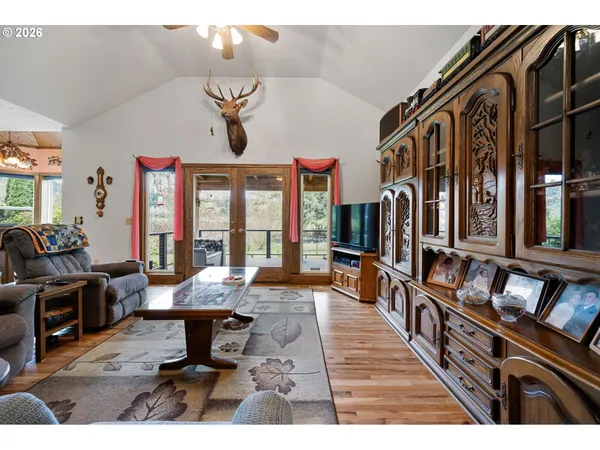 $789,901 | 39428 Jasper Lowell Road, Lowell, OR 97452