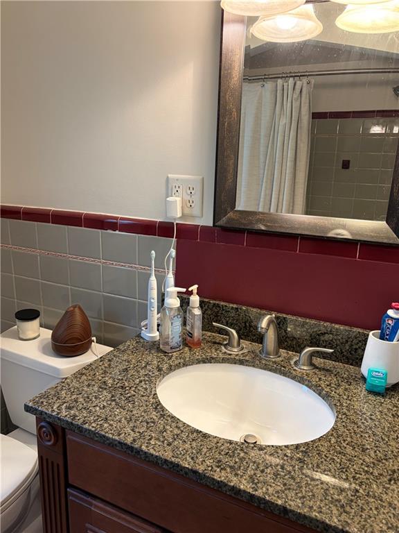 359 Dorseyville Road Pittsburgh, PA 15215 - Photo 15 of 29 a bathroom with a granite countertop sink and a mirror