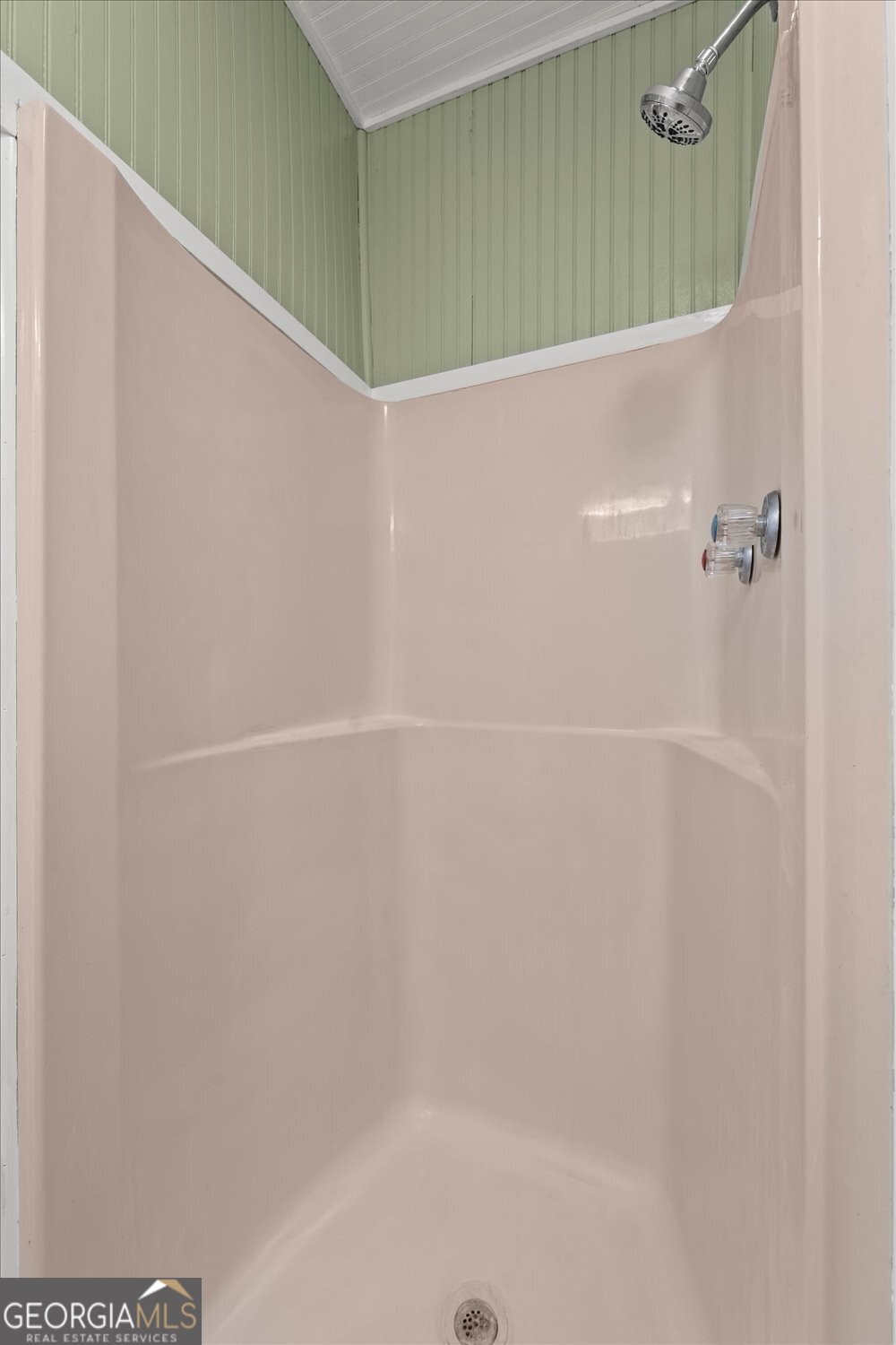 528 North Alexander Avenue Washington, GA 30673 - Photo 13 of 42 a bathroom with a shower