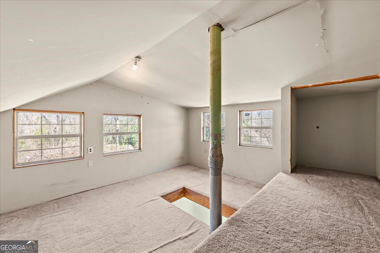 528 North Alexander Avenue Washington, GA 30673 - Photo 27 of 42 a view of an empty room with a window