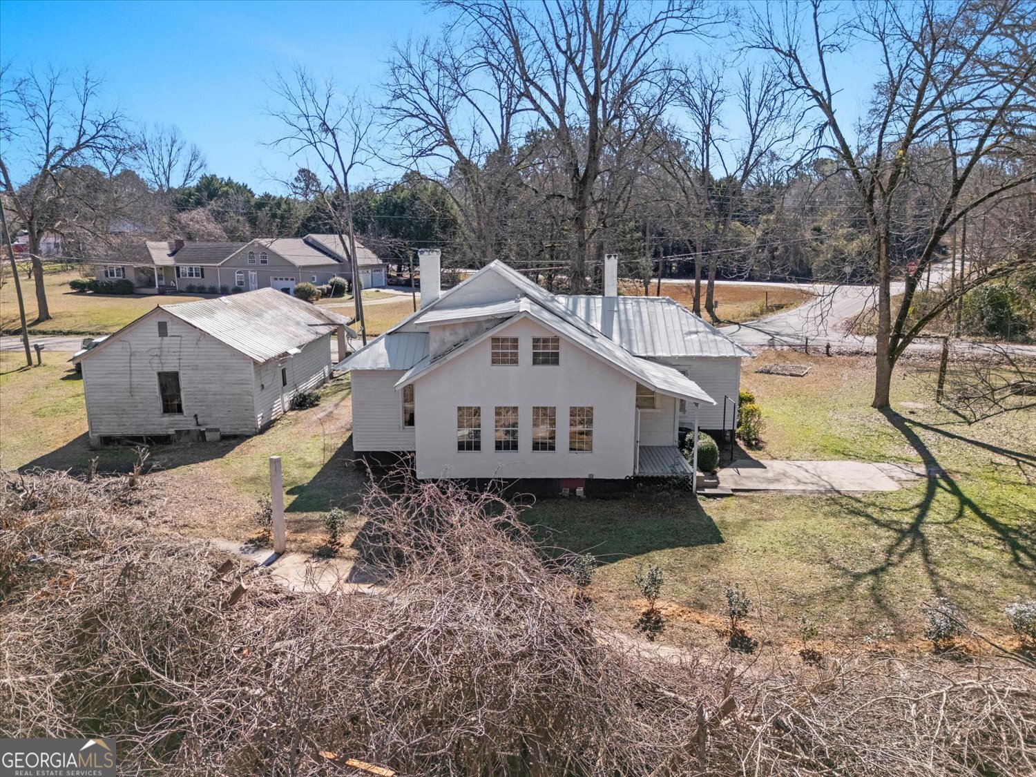 528 North Alexander Avenue Washington, GA 30673 - Photo 34 of 42 a view of a barn in the middle of a yard