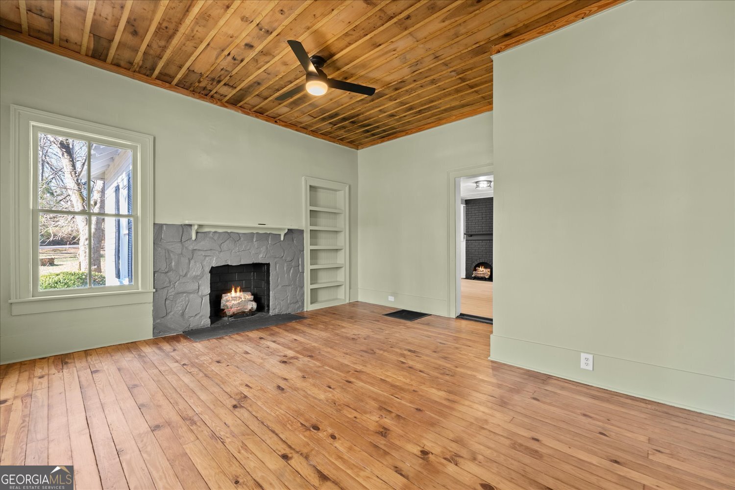 528 North Alexander Avenue Washington, GA 30673 - Photo 4 of 42 a view of empty room with wooden floor and fireplace