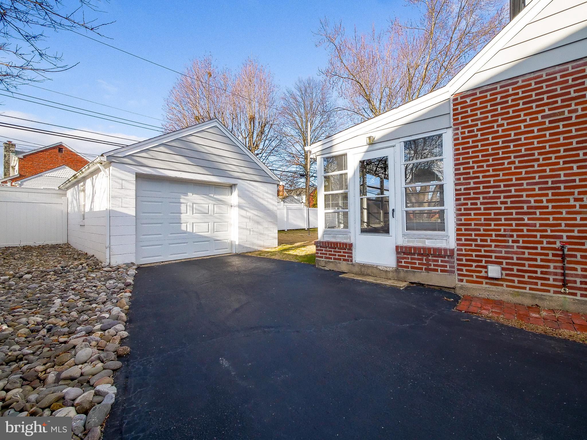 438 Barker Road Springfield, PA 19064 - Photo 5 of 64