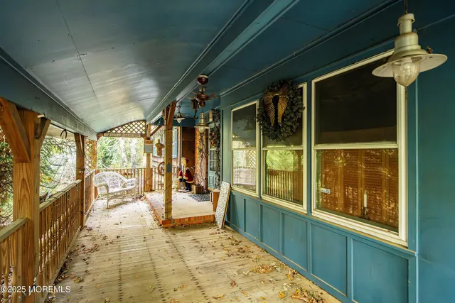 a view of a livingroom with furniture and a ceiling fan