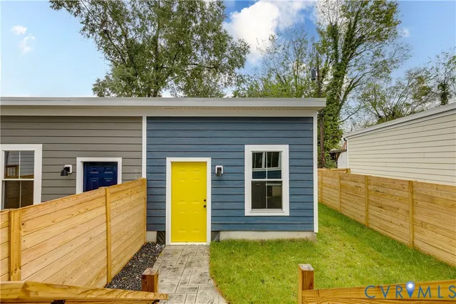 a view of a house with backyard