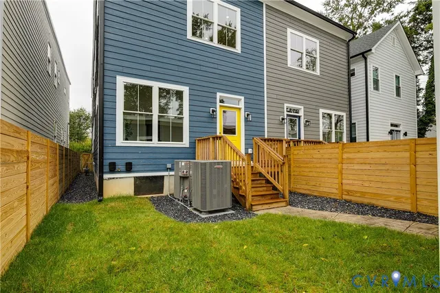 a view of a house with backyard