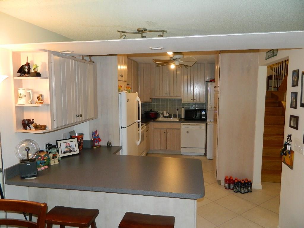 390 Golfview Road, Unit B North Palm Beach, FL 33408 - Photo 6 of 22 Gallery Image 6