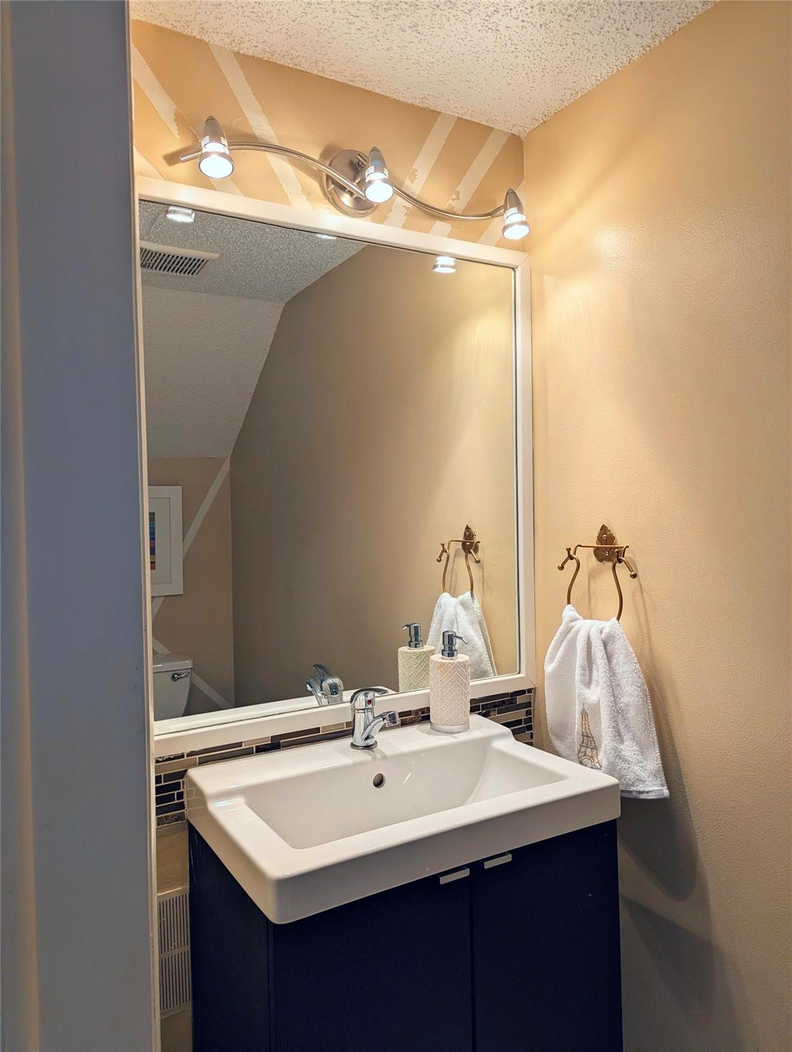 158 Riviera Circle, Unit 193 Weston, FL 33326 - Photo 13 of 22 Living room half bathroom
