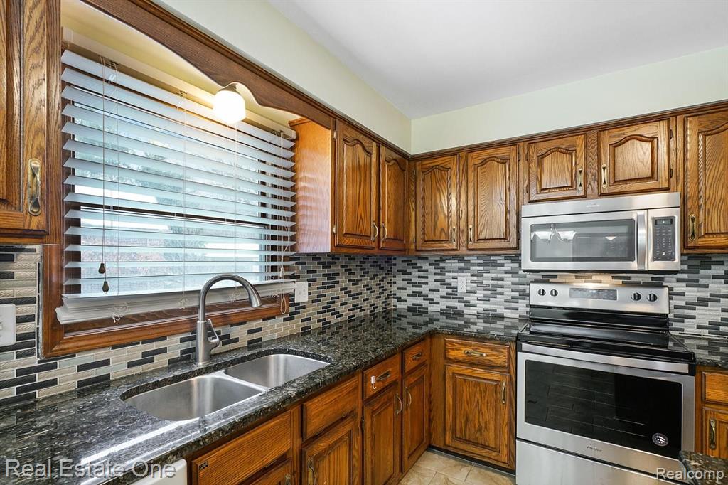 887 Woodridge Court Rochester, MI 48307 - Photo 27 of 39