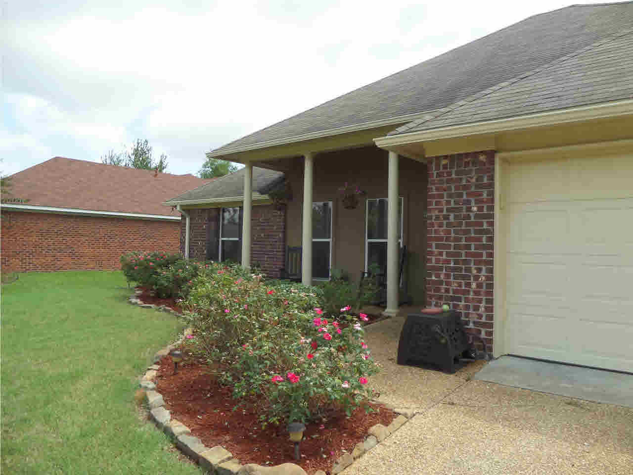 620 Summer Place Flowood, MS 39232 - Photo 5 of 42 Checkout the landscaping