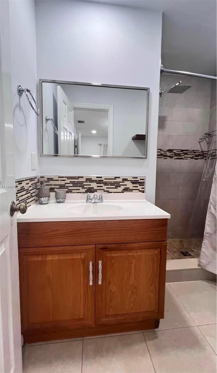 13030 Southwest 84th Street, Unit B Miami, FL 33183 - Photo 8 of 10 a close view of stove