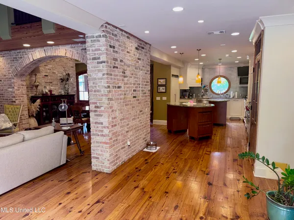 $585,000 | 236 Sawbridge Drive, Ridgeland, MS 39157