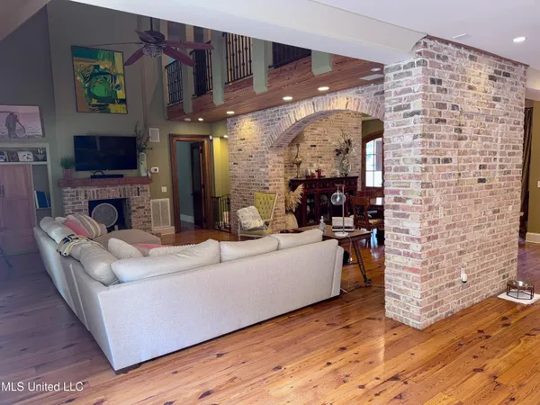 $585,000 | 236 Sawbridge Drive, Ridgeland, MS 39157
