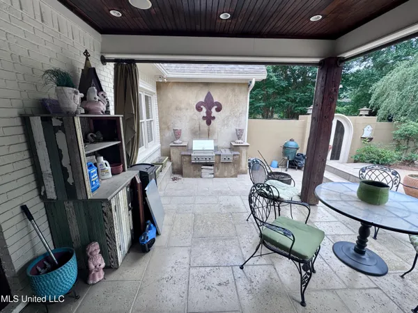 $585,000 | 236 Sawbridge Drive, Ridgeland, MS 39157