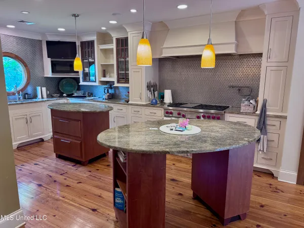 $585,000 | 236 Sawbridge Drive, Ridgeland, MS 39157