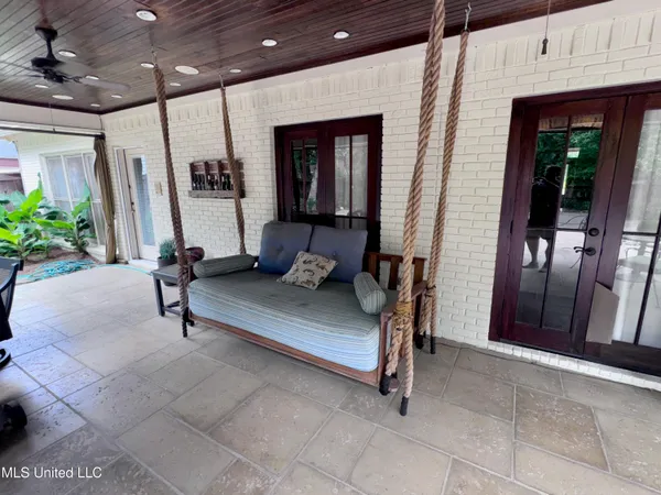 $585,000 | 236 Sawbridge Drive, Ridgeland, MS 39157
