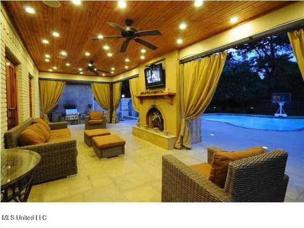 $585,000 | 236 Sawbridge Drive, Ridgeland, MS 39157