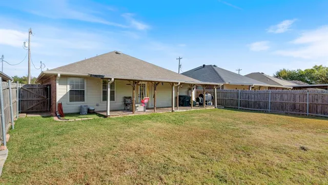 a view of a house with backyard and porch
