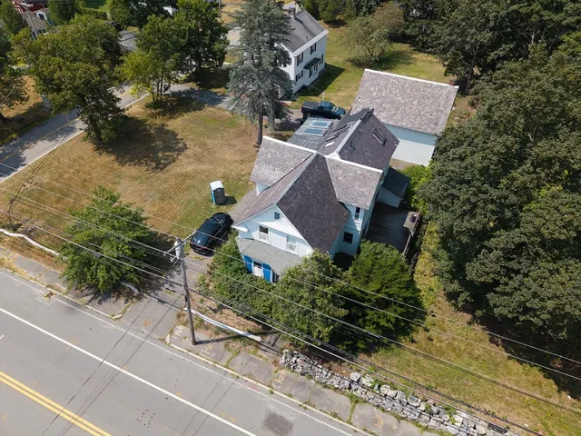 an aerial view of house with yard and lake view