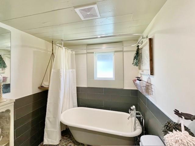 302 East Shoemaker Street Decatur, TX 76234 - Photo 21 of 21 a bathroom with a sink and a bathtub
