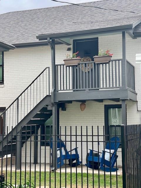 302 East Shoemaker Street Decatur, TX 76234 - Photo 3 of 21 a view of a brick house with a deck