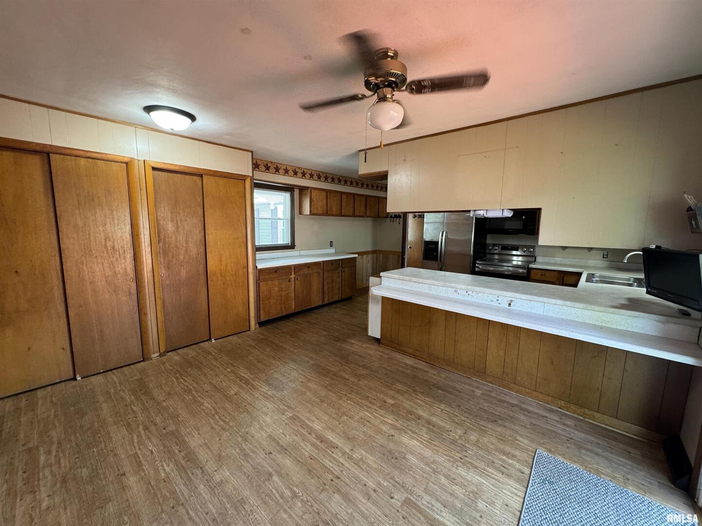 7 Holly Lane Flora, IL 62839 - Photo 15 of 42 a view of room with furniture and a ceiling fan