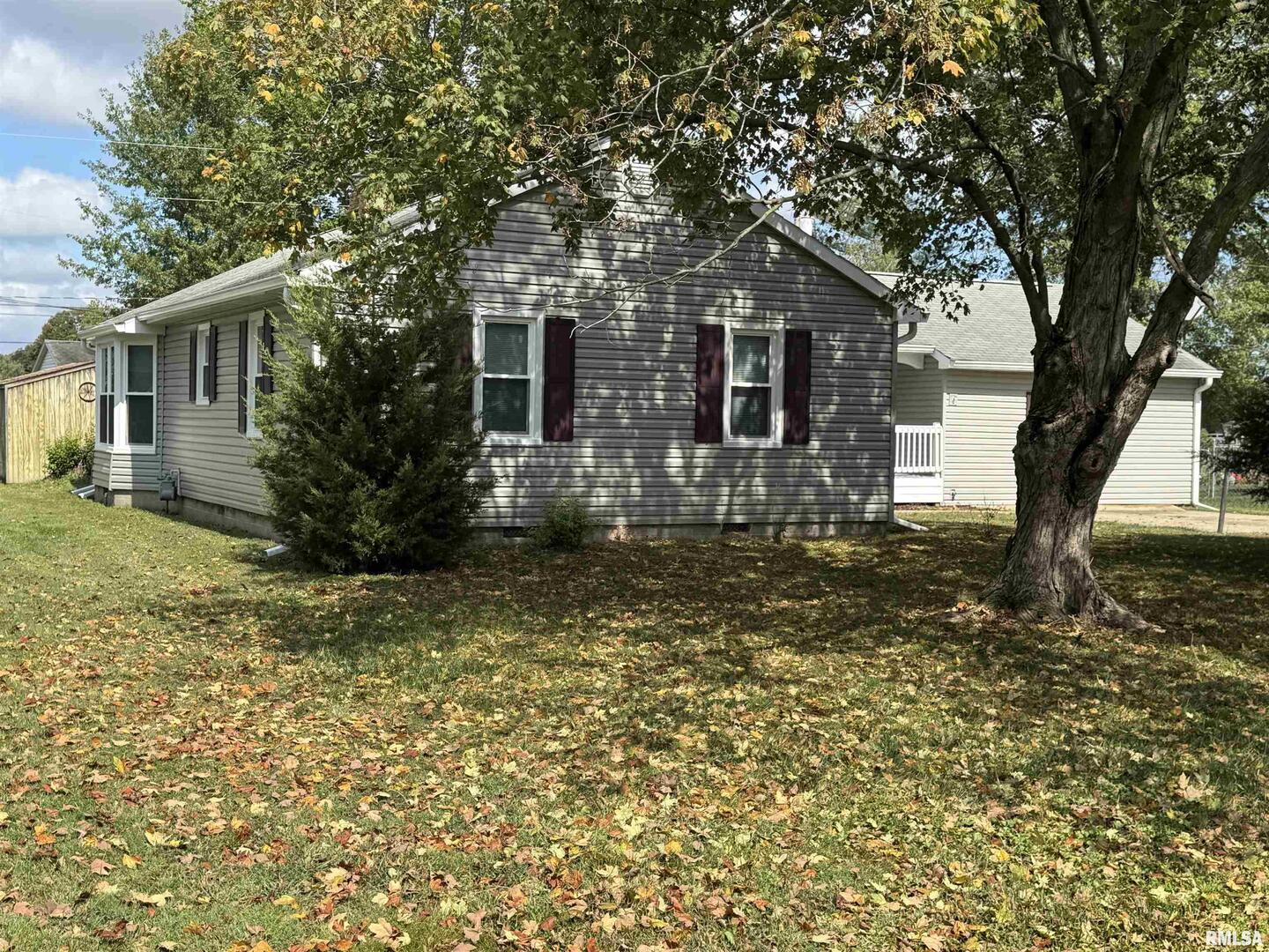 7 Holly Lane Flora, IL 62839 - Photo 2 of 42 front view of a house with a yard