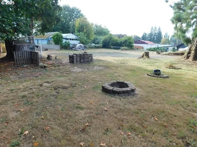 a view of a house with backyard and porch