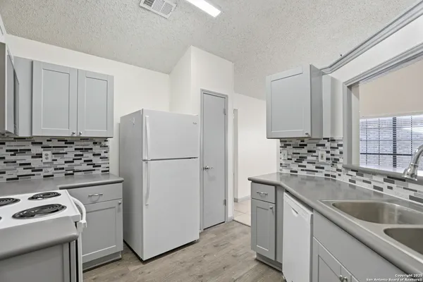 $1,700 | 6315 Forest Village, San Antonio, TX 78250