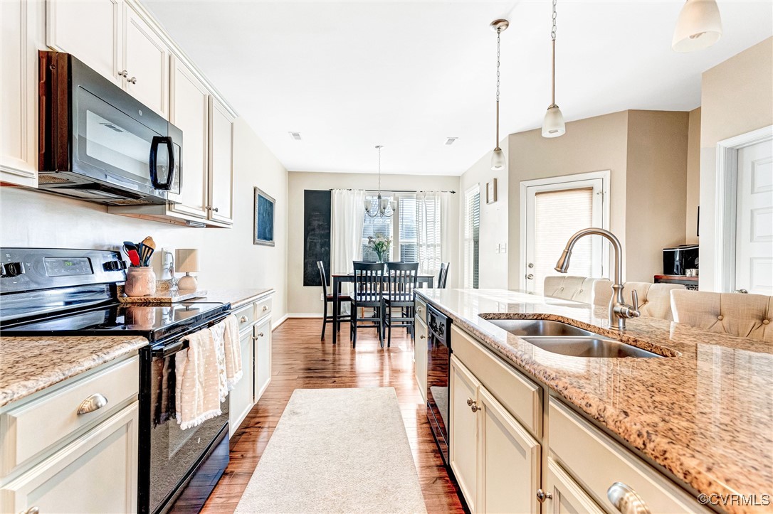 8061 Rutland Village Drive Mechanicsville, VA 23116 - Photo 7 of 22 Kitchen featuring hanging light fixtures, light st
