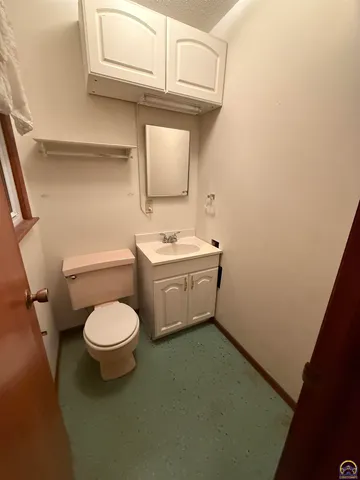 $255,000 | 220 Southeast Arapaho Road, Tecumseh, KS 66542