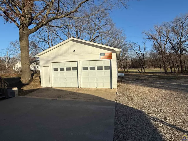 $255,000 | 220 Southeast Arapaho Road, Tecumseh, KS 66542