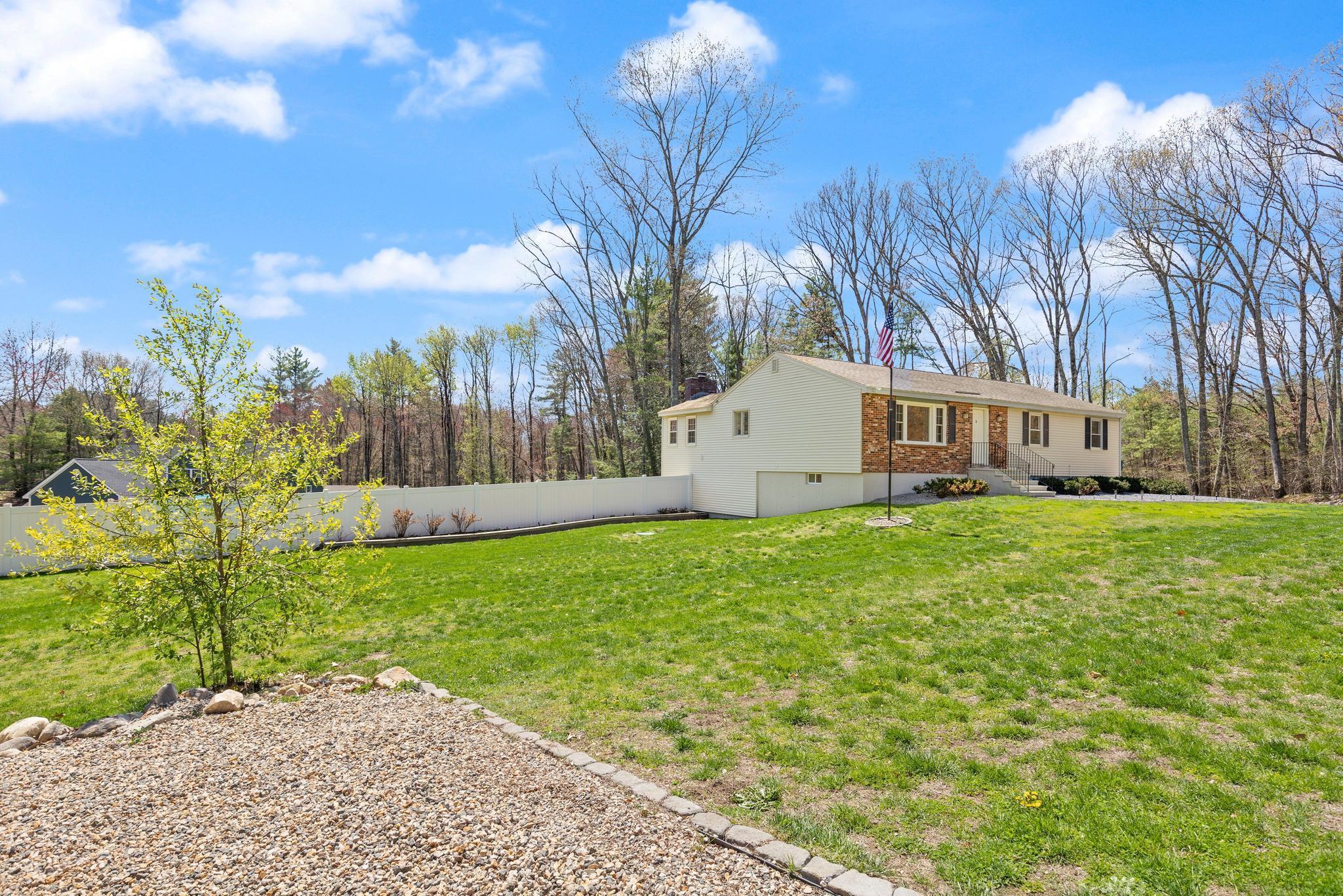 17 Oxbow Lane Derry, NH 03038 - Photo 4 of 39