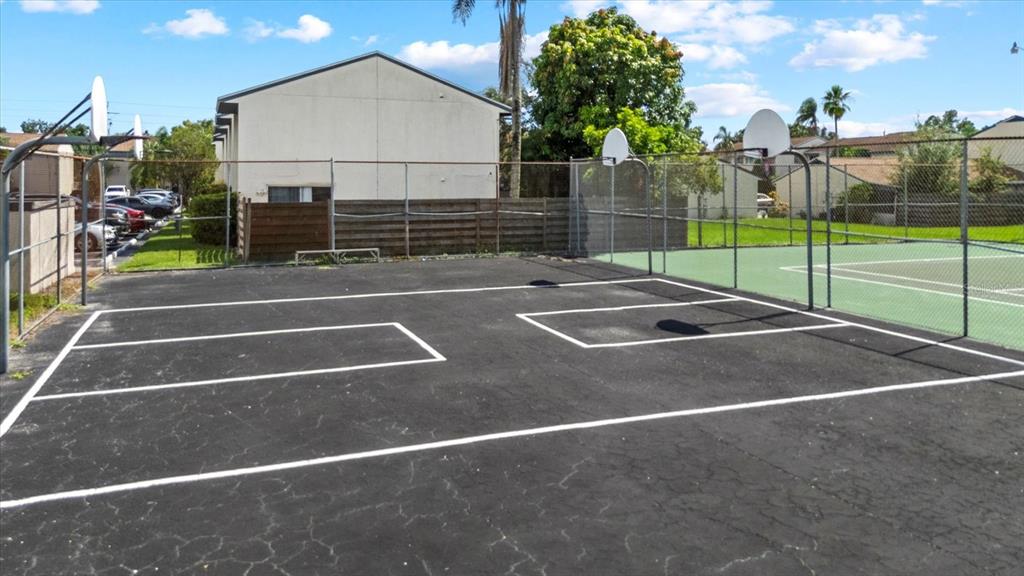1125 Longfellow Way Sarasota, FL 34243 - Photo 41 of 43 a view of a basket ball ground